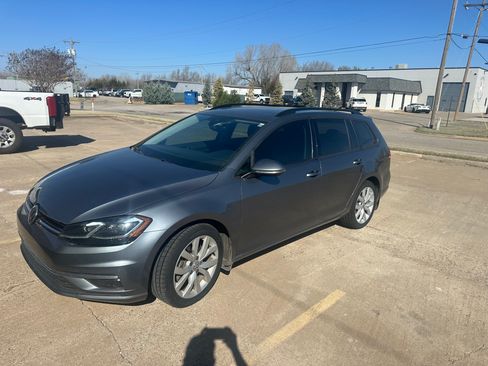 Used 2019 Volkswagen Golf SE image 1