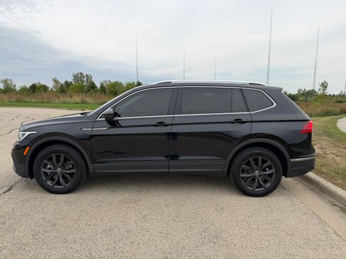 Used 2024 Volkswagen Tiguan SE w/ Panoramic Sunroof Package AWD/4WD image 2