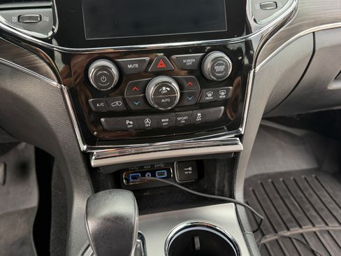 Used 2021 Jeep Grand Cherokee Limited AWD/4WD image 15