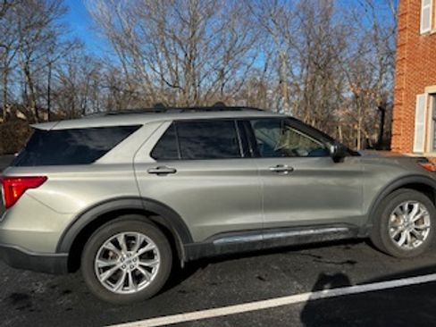 Used 2020 Ford Explorer XLT w/ Equipment Group 202A image 4