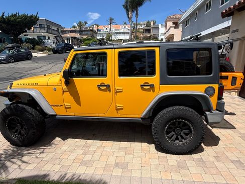 Used 2013 Jeep Wrangler Unlimited Rubicon w/ Connectivity Group AWD/4WD image 2