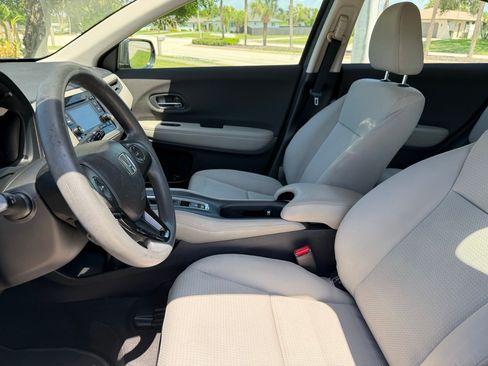 Used 2019 Honda HR-V LX image 8