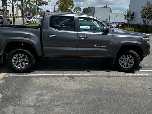 Used 2017 Toyota Tacoma SR5 w/ SR5 Appearance Package (SM) RWD image 11