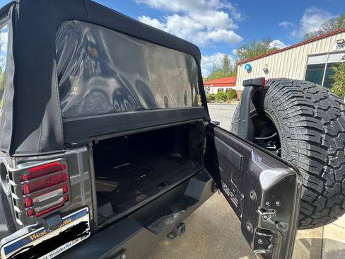 Used 2017 Jeep Wrangler Unlimited Sahara w/ Dual Top Group AWD/4WD image 5