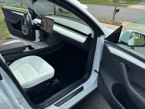 Used 2022 Tesla Model Y Performance image 13