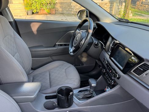 Used 2018 Kia Niro LX FWD image 11