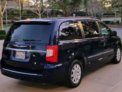 Used 2015 Chrysler Town & Country Touring image 6