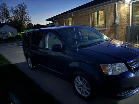 Used 2017 Dodge Grand Caravan SE image 2