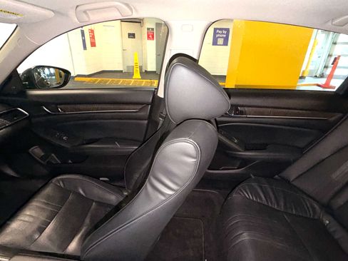 Used 2018 Honda Accord Touring image 16