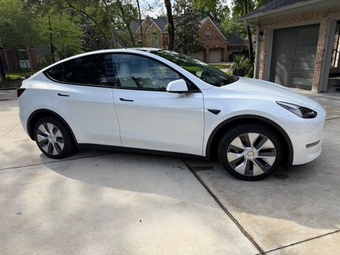 Used 2023 Tesla Model Y AWD image 1