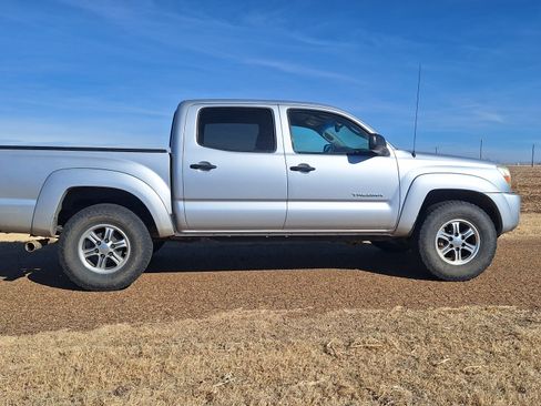 Used 2011 Toyota Tacoma 4x4 Double Cab w/ SR5 Pkg #2 image 6