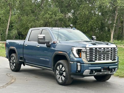Used 2024 GMC Sierra 2500 Denali w/ Denali Reserve Package AWD/4WD image 1