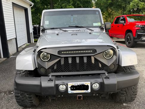 Used 2013 Jeep Wrangler Unlimited Sahara w/ Dual Top Group AWD/4WD image 2