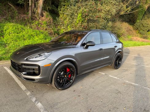 Used 2020 Porsche Cayenne Turbo image 2