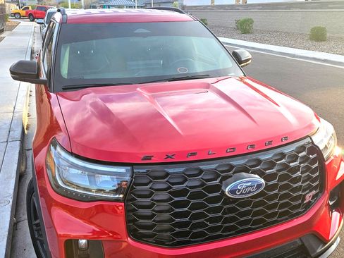 Used 2025 Ford Explorer ST image 4