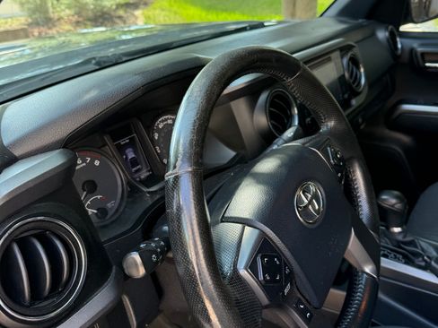 Used 2016 Toyota Tacoma TRD Off-Road w/ Premium & Technology Package AWD/4WD image 6