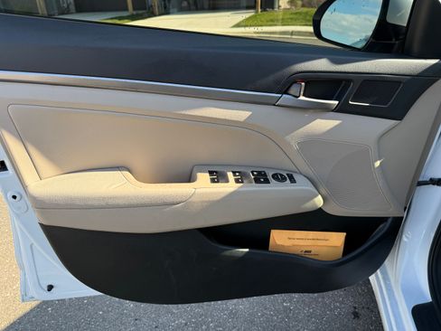 Used 2017 Hyundai Elantra Limited image 23