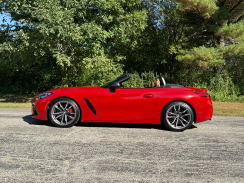 Used 2022 BMW Z4 M40i w/ Premium Package image 9