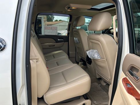 Used 2013 Chevrolet Avalanche LTZ image 16