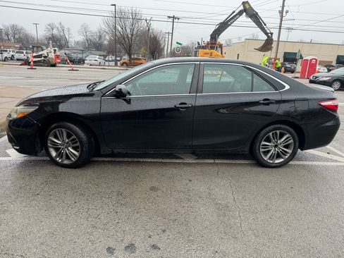 Used 2015 Toyota Camry SE image 1