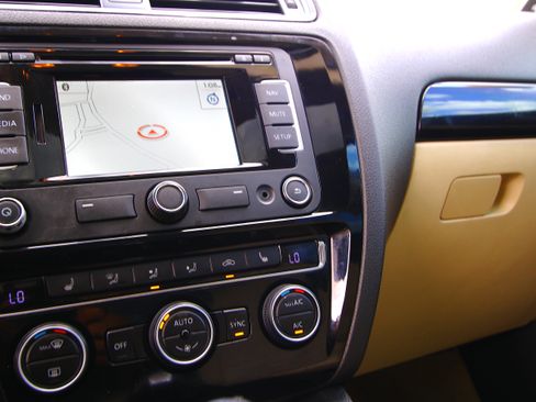 Used 2015 Volkswagen Jetta SEL image 25