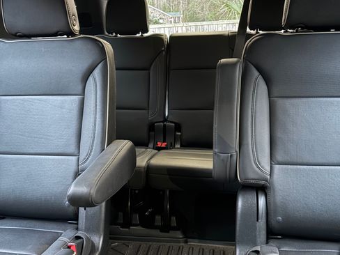 Used 2022 GMC Yukon SLT w/ SLT Premium Package image 11