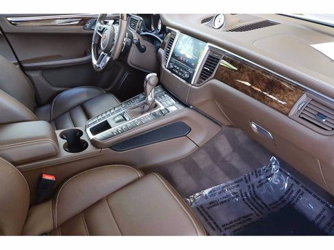 Used 2017 Porsche Macan Turbo image 25