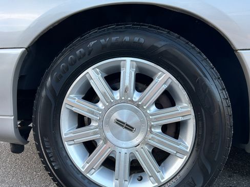 Used 2009 Lincoln Town Car Signature Limited image 9