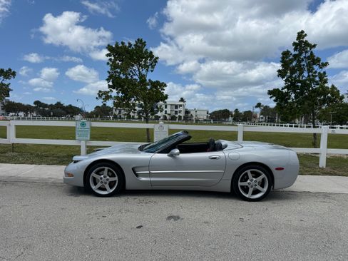 Used 2000 Chevrolet Corvette Convertible w/ Performance Handling Pkg image 10