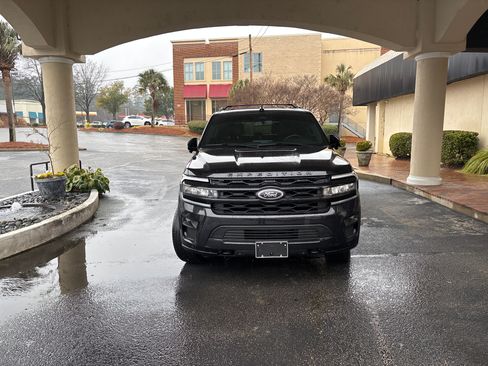 Used 2023 Ford Expedition Limited image 4