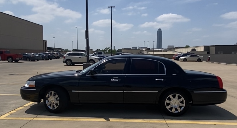 Used 2011 Lincoln Town Car Signature Limited RWD image 25