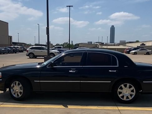 Used 2011 Lincoln Town Car Signature Limited image 25