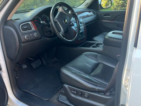 Used 2014 Chevrolet Suburban LT w/ Luxury Package image 4