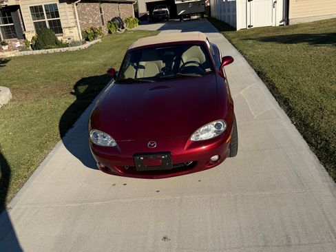 Used 2003 MAZDA MX-5 Miata image 2