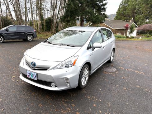 Used 2012 Toyota Prius V Five image 2