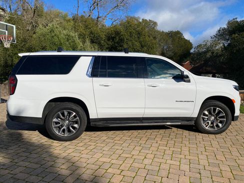 Used 2021 Chevrolet Suburban LT w/ LT Signature Package image 2