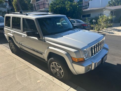 Used 2007 Jeep Commander Sport AWD/4WD image 2
