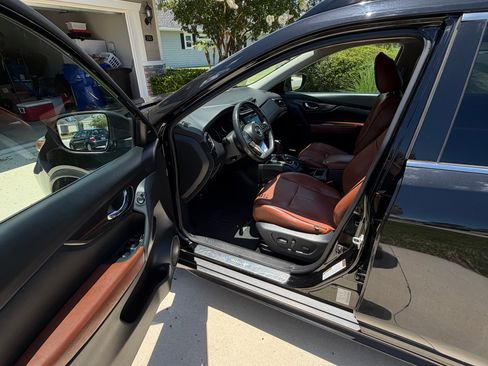 Used 2018 Nissan Rogue SV FWD image 12