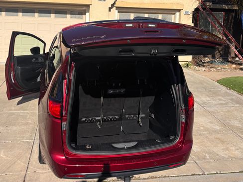 Used 2020 Chrysler Pacifica Limited w/ Advanced Safetytec Group image 13