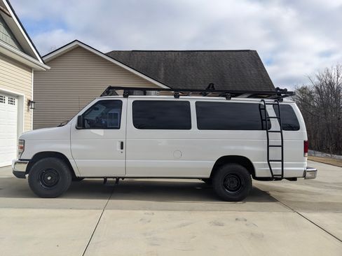 Used 2010 Ford E-350 and Econoline 350 XLT image 4