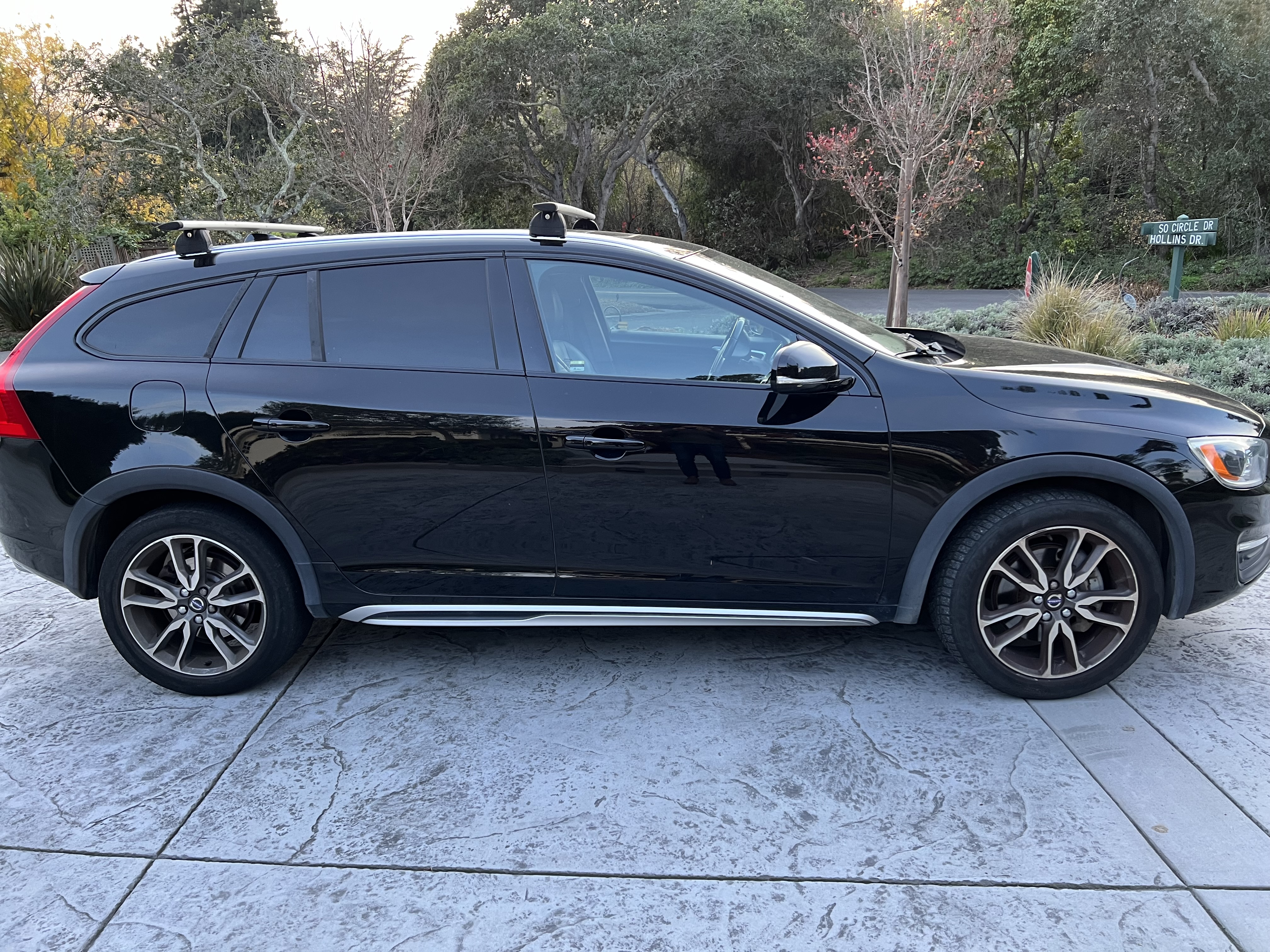 Used 2015 Volvo V60 T5 Cross Country Platinum w/ Protection Package AWD/4WD image 1