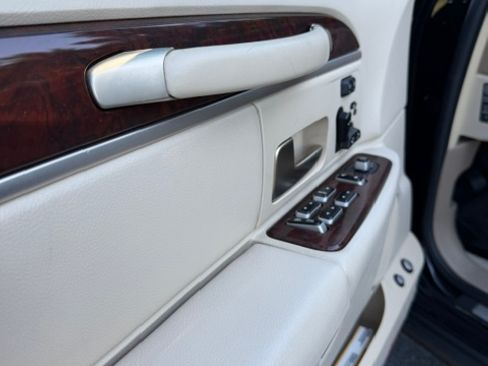 Used 2006 Lincoln Town Car Signature L RWD image 18