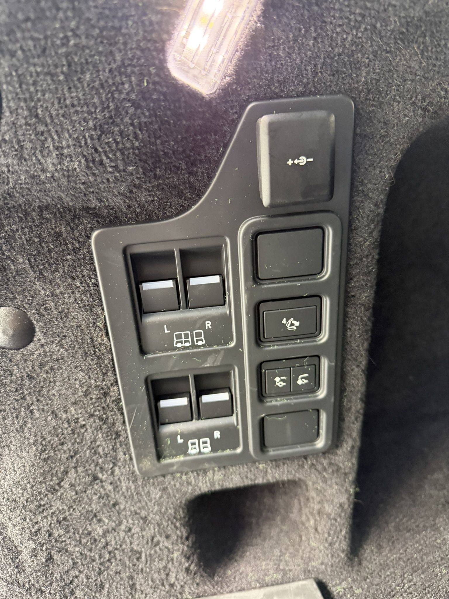 Used 2024 Land Rover Discovery Dynamic SE AWD/4WD image 18