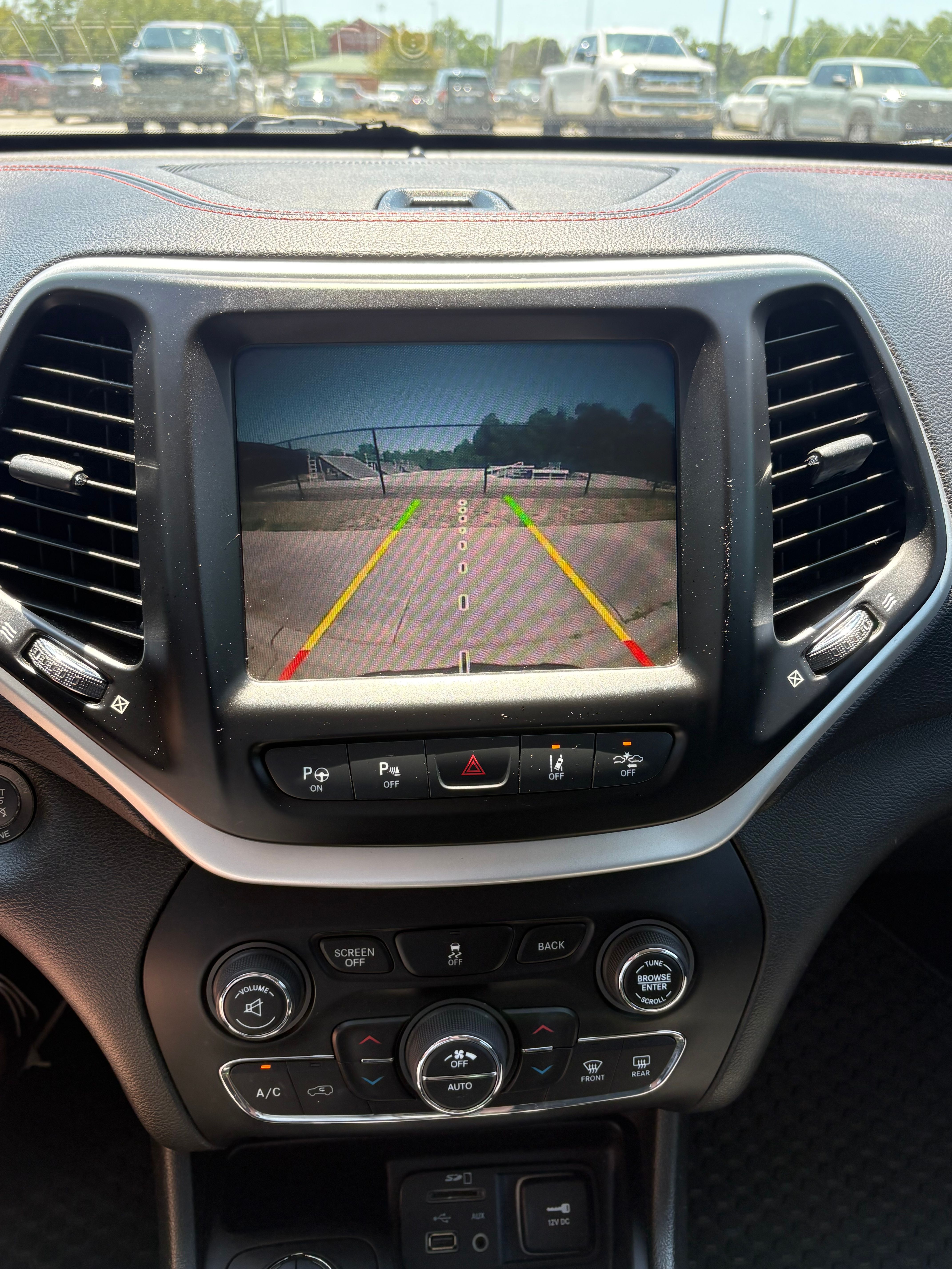 Used 2014 Jeep Cherokee Trailhawk w/ Technology Group AWD/4WD image 10