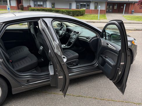 Used 2017 Ford Fusion SE FWD image 8