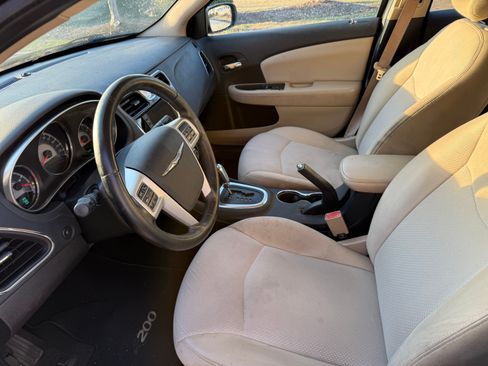 Used 2011 Chrysler 200 Touring image 8