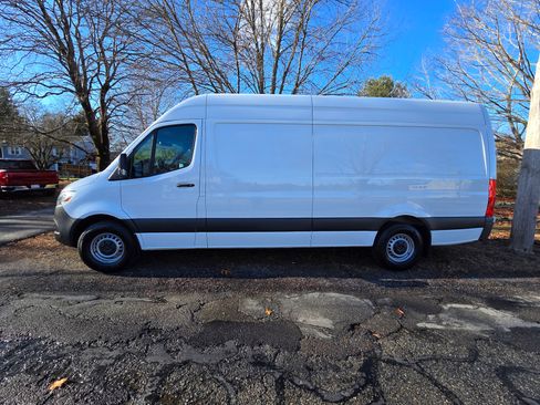 Used 2022 Mercedes-Benz Sprinter 2500 image 1
