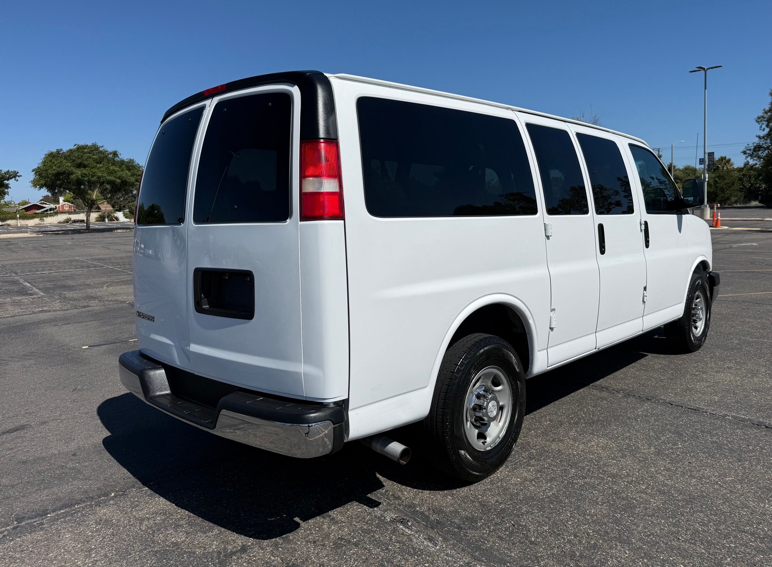 Used 2017 Chevrolet Express 2500 LT w/ LT Preferred Equipment Group RWD image 11