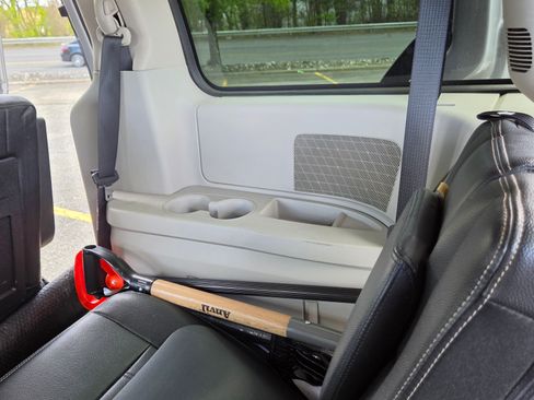 Used 2016 Chrysler Town & Country Touring FWD image 15