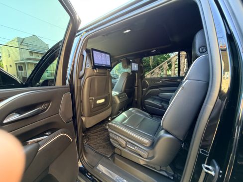 Used 2021 Cadillac Escalade ESV Premium Luxury AWD/4WD image 10